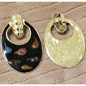 Vintage goldtone black swirl enamel clip on earrings. 2". Fashion jewelry.